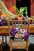 Herbstlich gedeckter Tisch zum Abendessen vor einer Scheune (USA, Ostküste, New England)