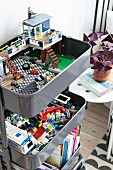 Lego-Spielzeug und Bücher in Metallbehältern