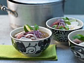 Vietnamesische Suppe mit Rindfleisch und Reisnudeln