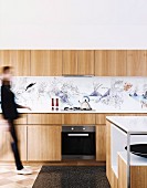 Moderne Küche mit Holzfronten und künstlerischem Spritzschutz