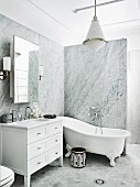 Waschtischmöbel und freistehende Wanne, in elegantem Badezimmer mit Marmorverkleidung