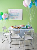 Gedeckter Tisch dekoriert mit Luftballons für die Kinderparty