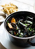 Mussels with herbs, carrots and French fries