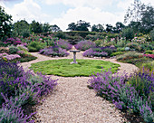 Der blaue Garten mit Nepeta x faassenii, Lavandula