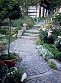 Gartenweg aus Granitsteinen