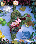 Grave decoration: Moss heart with pink (roses), Hedera (ivy), Hydrangea (hydrangea)
