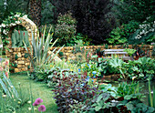 Teich im Garten mit Natursteinmauer