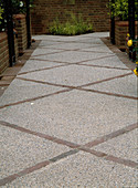 Path with clinker in diagonal lines, filled with resin-bonded gravel surface