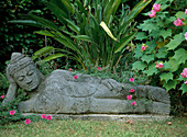 Liegender asiatischer Buddha (Garten Andre Heller)
