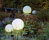 Illuminating balls as garden lighting in the pond