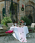 Sitzplatz mit Rosenstrauß in Herzvase mit Rosenmuster