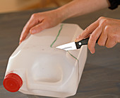 1. Step: Aus einem Plastikkanister eine Erdschaufel basteln