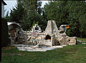 Grillplatz mit Mosaik und Vogelkopf