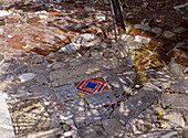 Wildes Pflaster aus verschiedenen Pflastersteinen und Mosaik