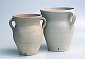 Winterproof pots in light clay