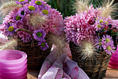 Korb mit Astern, Pennisetum (Federborstengras), Dendranthema (Herbstchrysantheme)