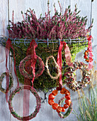 Stainless wire wall basket (Wirework), Calluna vulgaris, 'Romina', wreaths of