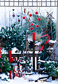 Balkon weihnachtlich geschmückt mit Schnee