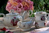 Tableware with rose motifs