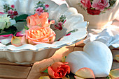Nostalgische Schale mit schwimmenden Rosenblüten