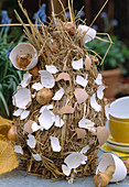 Easter decoration: Wrap pot with straw and eggshells