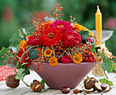 Herbststrauß mit Zinnia (Zinnien), Hedera (Efeuranke), Rosa (Hagebutte), Kastanien