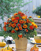 Sommerstrauß mit Zinnia (Zinnie), Carthamus (Färberdistel), Gräser