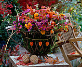Eisenschale mit Moos ausgekleidet mit diversen Dendranthema / Herbstchrysanthem