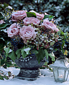 Rosa Rosen mit Hydrangea (Hortensien), Hedera (Efeu)