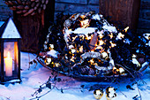 Eisenschale weihnachtlich dekoriert mit Hedera (Efeu), Sternenlichterkette, Gold