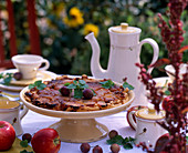 Apfelkuchen mit Äpfeln und Zieräpfeln dekoriert
