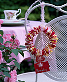 Drahtkranz mit aufgefädelten Rosenblütenblättern