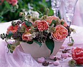 Jardiniere mit Rose 'Abraham Darby' Origanum - Blüte