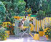Balkon mit gelb / weiß gestreifter Bespannung ins Geländer