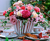 Strauß mit Rosenblüten, Phlox (Flammenblume), Hedera (Efeu)