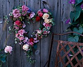 Drahtherz mit Blüten von Rosen, Hedera, Impatiens, Hydrangea