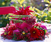 Tontopf mit großer Dahllienblüte, Kranz aus Erica und Chinaschilf auf dem Tonrand