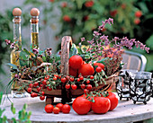Korb mit Lycopersicon (Tomaten), Mentha (Minze), Rosmarinus