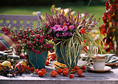 Tischdeko: Pernettya (Torfmyrte), Aster (Herbstaster), Calluna (Heide), Carex (Segge)