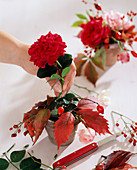 Tontöpfchen mit Rosenblüten, Hagebutten und Blättern. Step 2: Rosa (Rosen und Hagebutten)