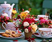 Rosa (roses and rose hips). Tableware: Hudler