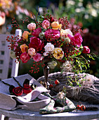 Rosa (Rosen und Hagebutten), Clematis (Fruchtstände von Clematis), Viburnum (Schneeball)