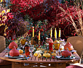 Table decoration with Cucurbita (pumpkins), Rosa (rosehips), Hedera (ivy), Physalis (lantern flower)