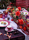 Tischdeko: Geflecht aus gefärbter Clematisranke, Dianthus