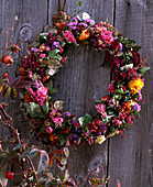 Wreath dried: Rosa (roses), Chrysanthemum, Hedera (ivy), Erica (heather)