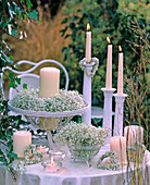 Tischdeko mit Gypsophila (Schleierkraut) und Kerzen
