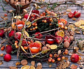 Table wreath of berries and nuts