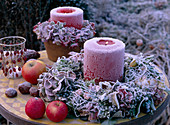 Rauhreif auf Kerzen und Kränzen aus Hydrangea (Hortensien), Hedera (Efeu)
