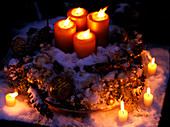 Advent im Schnee, Pinus (Kiefernzapfen), Kerzen, Kugeln, Engelshaar