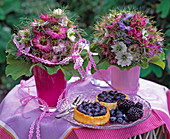 Vaccinium (Blaubeertörtchen), Rubus (Brombeeren) auf Glasteller